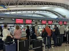 金曜日の仕事終わり、5分で家を出て関空行きのリムジンバスに乗り、フライト４時間半前に関空に着きました！
チェックインはオンラインで済ませていたので、荷物を預けるためにチェックインカウンターへ。着いてあまり待たなかったのでおそらく4時間前？にオープンして、さほど待たずに順番が来ました。この光景ですでにここは日本か？と思う日本人率の低さ。
モバイル搭乗券のQRコードがあるので、紙では発券されませんでした。