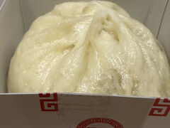 出国前の私の定番、551の肉まんを、やはり食べてしまいました。
食べすぎて上空で胃もたれするかなぁとか思いましたが、機内の食事提供まで5時間以上あるし、余裕でしょう。
やっぱり美味しいなぁ