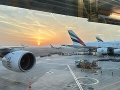 乗り継ぎ地のドバイに着きました～！朝日です、おはようございます。