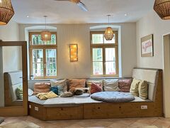 受付横の可愛い共有スペース
自家製のレモネードが自由に飲めて、美味しかったです。リフレッシュ。
オーストリアはアルプスの水なので水道水が飲めます。
また蛇口は捻ると待つ時間もなく一瞬でお湯も出ます。熱くてびっくりします。
海外旅行ってお湯がぬるくて～というイメージでしたが、覆されました。
さすがウィーン