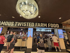 そして朝食にやって来たのは、「Hash House A Go Go」
リーズナブルで、ボリュームたっぷりのメニューが評判のアメリカ料理のチェーン店レストランです。
こちらのお店はプラザホテルの中にあります。
