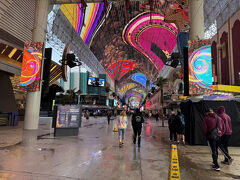 外に出るとアーケードの中は雨で濡れてる！！
