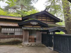 こちらはその付近の「岩橋家」、県の文化財。
板葺きで質実剛健な造り。