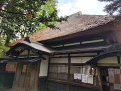 そのあとは「石黒家」へ、茅葺屋根が情緒。
代々、勘定方（経理とか）だった家。