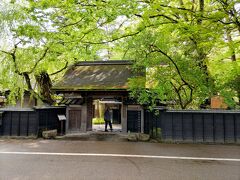 続いて隣の「青柳家」へ。
万延元年に作られた格調高い薬医門から入ります。