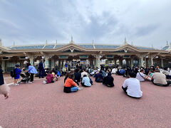 昨年は小雨のなか並んだけど、もっと多かった。