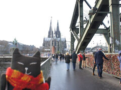 「橋から大聖堂と線路が見えるんだよ」
そして橋には無数の南京錠が。ん～、南京錠がこれだけ付けられちゃうと、けっこうな重さになるそうで、問題になっている橋もありますよねえ。大丈夫なのかしらん。