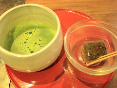 板室温泉の宿「山喜」に到着。抹茶と和菓子を出してくれました。