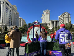 ベラージオのお隣のホテル、シーザーズ・パレス前にもスーパーボウル開催を記念するフォトスポットができていました。