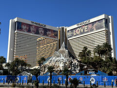 中は見学しなかったザ・ミラージュ。
こちらのホテルでは、ビートルズのアルバム「LOVE」とシルクドソレイユがコラボした「ビートルズ・ラブ」というショーが行われているようです。
建物の前の山がありますが、毎晩火山ショーも行われるそうですよ。