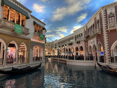 奥に進んで行くと水路が！

ザ・ベネチアンは、水の都ベネチアの街をイメージして造られたホテルで、
ベネチアの象徴とも言える水路が建物の中にも外にも再現されています。