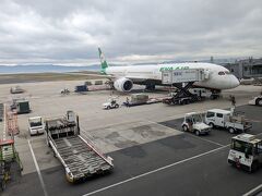 エバー航空で関空から台北へ出発。
4月にソウルに行った時も感じたけど、リニューアルした関空はセキュリティーチェックが超スムーズで快適ですね。
エコノミーは半分以上空席でした。