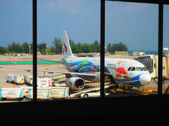 ■□■□　3月28日【旅行１日目】
□■□■　PG271便:BKK→HKT(8:05/9:35)
■□■□　プーケット空港 [国際線Ｔ]

プーケットに着いたYO(≧▽≦)

で、松田聖子
「青い珊瑚礁」なら知ってるよネ～

♪あゝ私の旅は
　パトンのビーチに行って寝てるわ
　あゝ青い風
　切って走れプーケット

　一人で　行くたびに
　すべてを忘れてしまうの
　はしゃいだオイラは オヤジぃ（号泣）
　厚いお腹　隠せるかしら～
　素肌にキラキラ珊瑚礁
　一人っきりで流されたらイヤね
　ビーチが好き!
　あゝ私の旅は
　南の島に行って寝てるわ
　あゝ青い風
　切って走れプーケット

…よう知らんけど(￣▽￣)