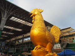 ■□■　3月30日【３日目】
□■□　パトンビーチ
■□■　バンサーン生鮮市場

次は、ジャンセイロンの通りを挟んだ前にある
バンサーン生鮮市場で
カットマンゴー購入

でね、一言ご忠告(^▽^;)
「生鮮市場」なんで肉・魚の豊潤な臭い（一般には、「強烈な臭い」という…）が充満してるんで、日頃日本のスーパーで総菜買ってる方には刺激が強いかも。
…よう知らんけど～(￣▽￣)