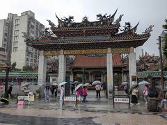 龍山寺でお詣りをしてから