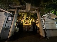 20:10
風見鶏の館に隣接する北野天満神社。こちらも参道入口は閉まっていたので、鳥居から一礼。