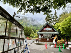明治亭を後にしてすぐそばの菅の台バスセンターの駐車場に移動。

写真左手がバスの待合所で正面の三角屋根が券売所。

夏の混雑時はいずれも長蛇の列なのでWEBチケットの購入がオススメですがこの日はガラガラ。
モンベルクラブ会員はロープウェイの往復分が10％割引になるので券売所で購入。
2人で8,400円のところが7,900円でした。
