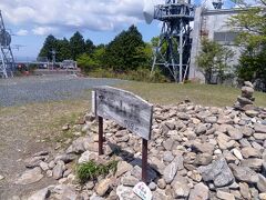 はい、無事登頂。本宮山山頂789m。
時刻は11:00。渓谷入口の案内所からは約2時間ほどで登れちゃいました。