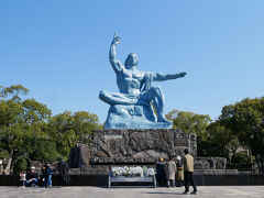 そこから丘を上って平和公園へ。