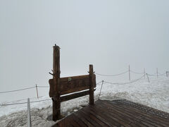 千畳敷駅に着きました。
とりあえず千畳敷カールを見ようと外へ出てみるもガスっていて何も見えません。