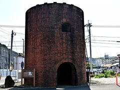 　佐世保市の早岐駅にある旧給水塔だ。佐世保市に軍港が置かれたことで陸上交通の需要が急拡大。早岐駅に機関区が置かれ、施設が整備されていった。給水塔もその一つ。機関車に水を供給する施設で、かつて鋼製の水槽があった