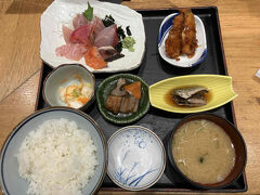 まずはランチ！