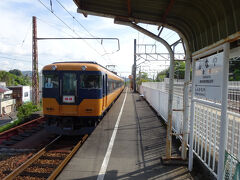 電車がやってきた。
あの位置で停止に近いぐらいの低速になって、そろりそろりと停止位置まで行く。
前回来た時もそうだった。安全対策か何かかな。