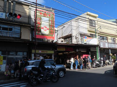 ここは有名ですね、熱海プリン。
熱海市と地元が一丸となって人気を復活させた先駆者的な店だとテレビ番組で見た。
以前に食べたことのあり、行列ができていたので見るだけで通過。