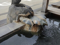 足湯に浸かりました。地元の方が話しかけてきて、いろいろ教えてくれました。
