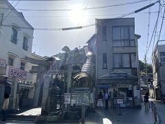 千光寺山ロープウェイに到着。
尾道駅から徒歩15分くらいかな。
展望台には左側から歩いて行く事もできます。
