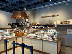 美術館を後にし、大好きなショコラトリー・ヒサシさんへ。6席ほどカウンター席があり、店内でもケーキやコーヒーを頂けるので個人的には隠れ家的な場所として好きなのですが、今回はケーキがほぼ売り切れていたようで妻が残念がっていました。