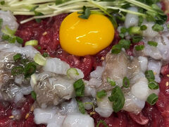 夕食はタコの踊り食いを・・・
プチョンユッケにお邪魔しました。
店頭で順番登録して、ぶらぶらしてたら呼び出しされます。
ずっと並ばなくていいのがいいね。
