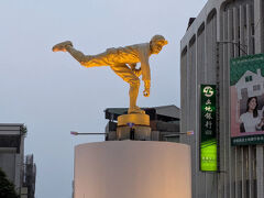 まだ土地勘がないので、とりあえず街を散策します。

有名な野球の像は、街の中心のロータリーの
一番目立つ場所にあった。