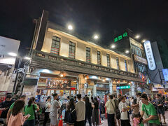近くの本店を見に行ってみると。。。
さらにさらにすごいことに。＾＾；

本店は発券された番号札を持って待つシステムで
番号札を取ると、、100人近くまってる。絶望的。。

もうダメかも～～と思ったら、
支店の方が4人待ちくらいになっていた。