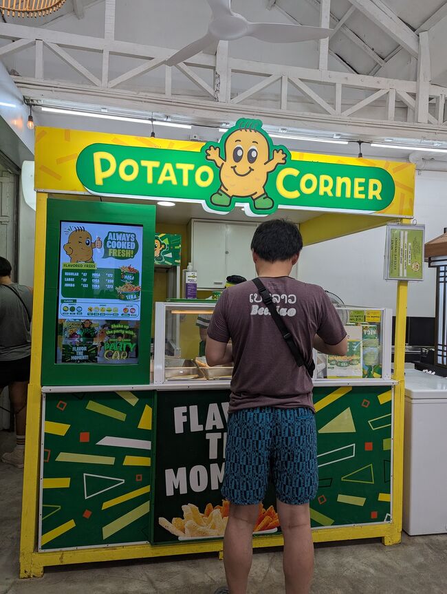 一度ホテルに帰って着替えて出直したらもうどこのレストランも満席…悲<br />気になってたポテトを買う。なかなかいいお値段500円くらいする。