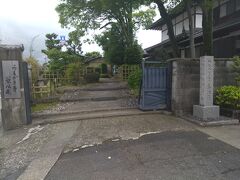 　次はらくがき寺を訪問。
　らくがき寺は約200年前に京都妙心寺の単伝和尚が救苦観音を安置したのが由来となっており、壁に願いを書き入れる「落書き祈願」ができるお寺であります。営業時間は土曜日、日曜日と正月三箇日9時～15時（元旦は深夜0時から、定休日は月曜日～金曜日（正月三箇日を除く）※予約していただければ対応可となっています。
　住職が約60年前に大黒堂再建に協力してくれた人の願いが叶うように始めました。
