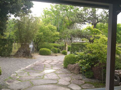 　次は松花堂庭園。
　松花堂庭園は京都洛南の名園として知られており、庭園の構成は日本庭園の外園・露地庭のある内園・多くの椿が咲き誇る椿園となっています。内園にある草庵松花堂と泉坊書院の周辺は国の史跡名勝に指定されています。
　草庵「松花堂」や書院などの文化財が路地庭や枯山水とマッチして、趣のある風景を創出しています。松花堂弁当ゆかりの地でもあるため、京都吉兆松花堂店が併設されています。