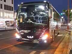ＰＭ７時１５分。

定刻通り、バスとうちゃこ。

何だか新しいバス、、、