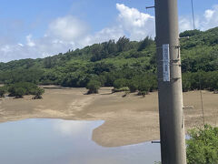 まだ昼過ぎなので、池間島へGO！！
1時間弱のドライブです。
行きは大神島が見える北まわり（島尻のマングローブ林方面）にしました。
マングローブが橋から見えます。