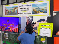 グアテマラ空港
税関を通り過ぎると目の前にこれがあった。

アンティグアまで$20
値段は知らないけどパナハチェルまでも多分シャトルある