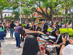 中央公園では何かが演奏されていた
