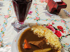 市場にある店で昼食
ペピアンとハマイカ