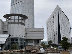広場の奥にはJRホテルクレメントと脇に新設されたJRクレメントイン高松がある

以前はANA系列のホテルだった