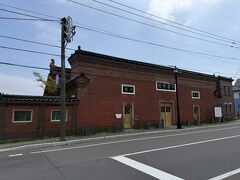 国内に唯一残る中国清朝建築様式の建造物「函館中華会館」

中華街で有名な横浜や神戸の中華会館は、太平洋戦争で失われて戦後に再建されたものですが、こちらは建築当初の姿を残す国内唯一の中華会館。国の有形文化財にも指定されています


函館朝市前から公会堂前までバスで移動し目指したのは、中華会館対面にある…