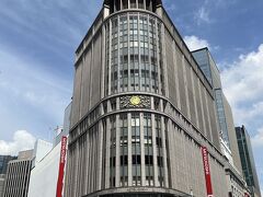 翌朝、桜木町駅から三越前駅へ移動。新橋で地下鉄銀座線に乗り換えて約50分で行けました。
日本橋三越の勇姿…