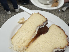 昼バルの締めくくりは　
La　Vina
ここのお店がバスク風チーズケーキ発祥
ふつうのバルのメニューの一つがチーズケーキで　カウンターの端にホールでありました。一人分が二切れなので　コーヒーと
赤ワインで食べるのが　地元の人の食べ方らしい

味は普通で日本で食べるものの方が　濃厚
