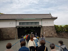 正月と天皇誕生日、春（桜）と秋（紅葉）の一定期間のみ行われる乾通りの一般公開に来ました。手荷物検査を経て坂下門から入場