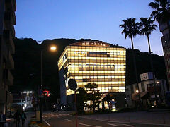 徳島駅から１キロ弱　阿波おどり会館へ行きます
１階にお土産屋、５階には眉山ロープウェイがあります