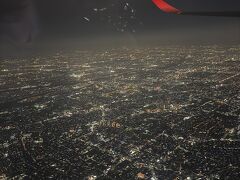 伊丹空港上空。夜景が綺麗です。
あっという間の3泊4日の旅でした。この旅行記をあげるのも日が経ってしまい、記憶が曖昧でしたが、最後まで読んで下さりありがとうございました。
今回の費用は全部で（家に帰るまで）7万円位だったと思います。
5月末には初台北へ挑んで参ります！見ていただけると嬉しいです。