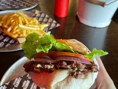 お昼はジミーズバーガーに行きました。
テラス席もありましたが、暑いかなと思い店内で。入りやすいお店で、店員さんも親切でした。日本のバーガーより一回り大きいです！
午後はジェイさんツアーに参加するのでホテルのロビーでお迎えを待ちます。